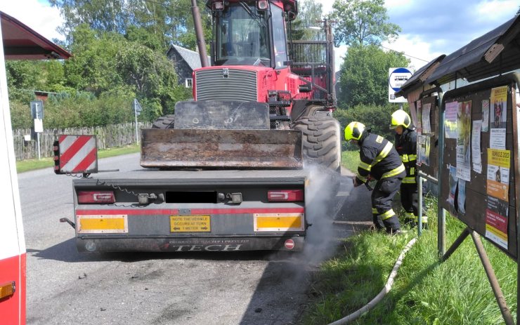 OBRAZEM: Požár zachvátil tahač s bagrem, na místo vyjížděly dvě jednotky hasičů