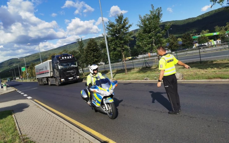 AKTUÁLNĚ OBRAZEM: U dálnice je Den pro kamiony. Policií zastavení šoféři se fotí s legendou Dakaru Lopraisem a otáčejí se v kabině hlavou vzhůru