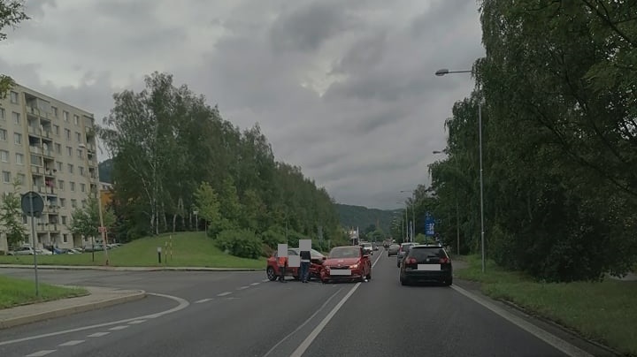 Na Teplické ulici se bouralo. K první nehodě došlo u clubu 333, k druhé u Netexu