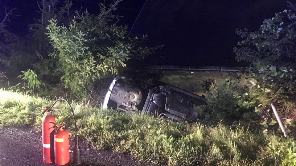 Auto skončilo po půlnoci mimo vozovku a na boku. Řidič utrpěl zranění