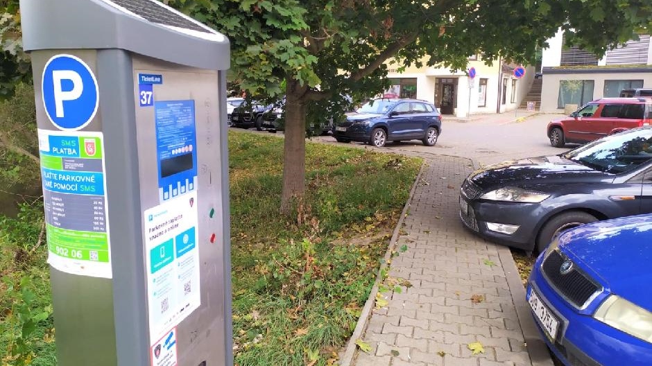 Děčín modernizuje parkovací systém, parkovné lze platit přes novou aplikaci 