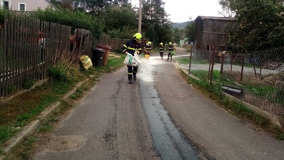 Hasiči likvidovali větší únik oleje na vozovku v Kamenci