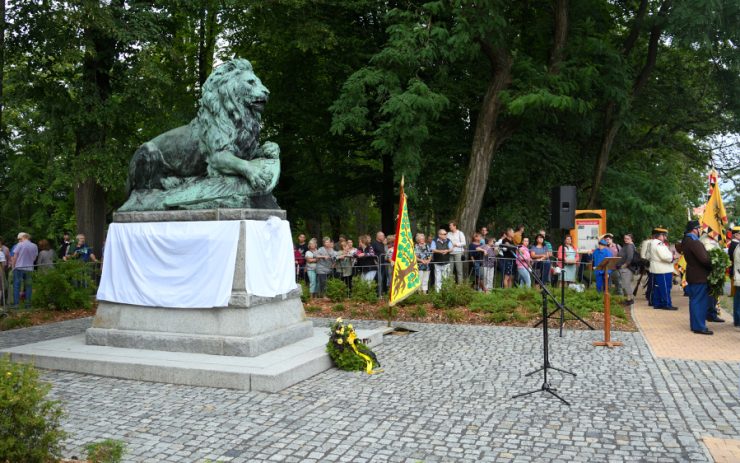 OBRAZEM: V Krásné Lípě odhalili opravený pomník lva. Připomíná oběti polního tažení