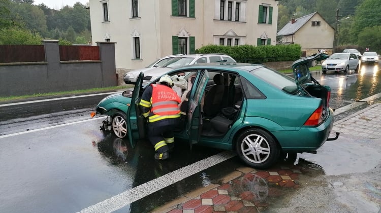 Aktuálně! V Martiněvsi havarovalo osobní auto do zídky u silnice. Na místě jsou složky IZS