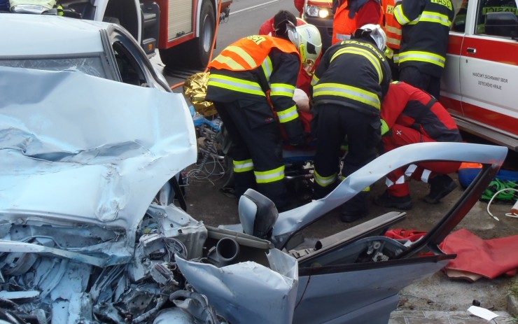 AKTUÁLNĚ: Auto narazilo ve Velkém Šenově do viaduktu, při nehodě se zranili tři lidé