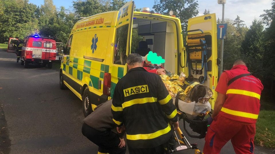 Hřensko: Seniorka po pádu utrpěla krvácející zranění. S transportem pomohli hasiči
