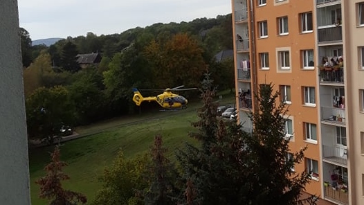 Muž se v Jílovém vážně zranil. Na místo letěl vrtulník