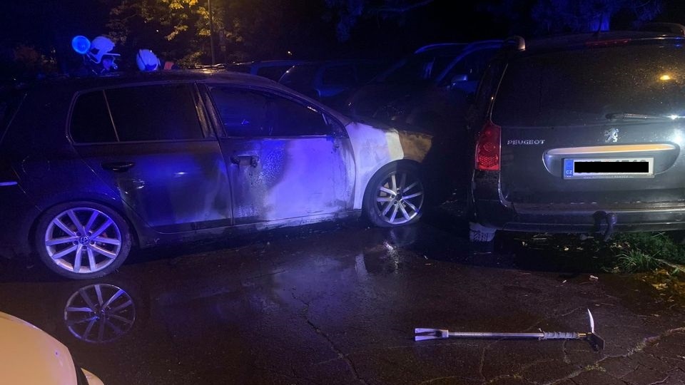 Děčín: Hořící popelnice zapálila auto, to se následně rozjelo a poškodilo další vůz