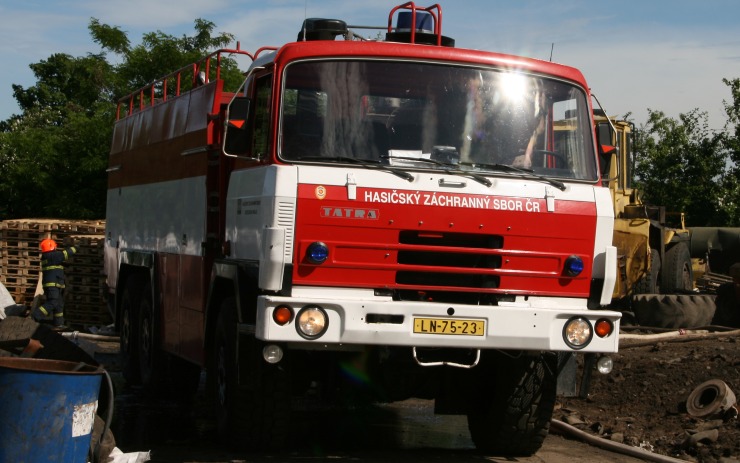 AKTUÁLNĚ: V Lobendavě hoří sklad dřeva. Na místě zasahují čtyři jednotky hasičů
