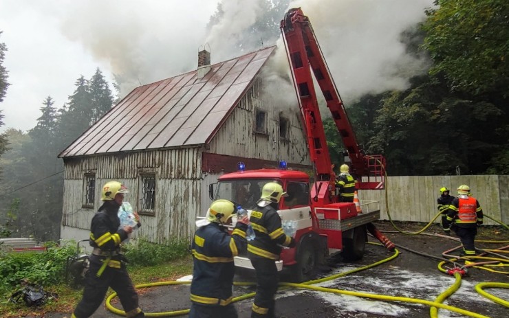 OBRAZEM: S požárem v Lobendavě bojuje sedm jednotek hasičů. Je vyhlášen druhý stupeň poplachu