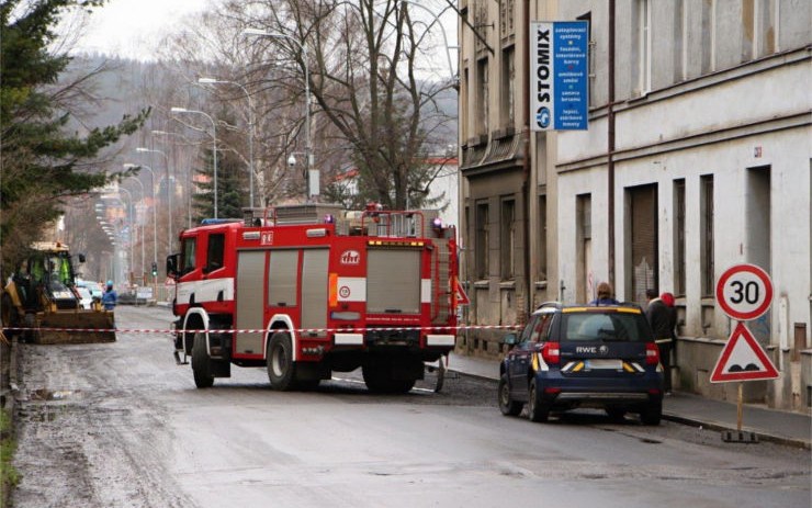 AKTUÁLNĚ: Z překopnuté přípojky v Děčíně uniká plyn, ulice Svatopluka Čecha je uzavřena