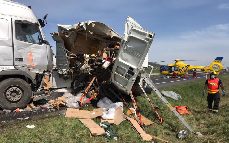 AKTUÁLNĚ: Kamion u Starého Šachova smetl tři dělníky, na místě zasahuje vrtulník