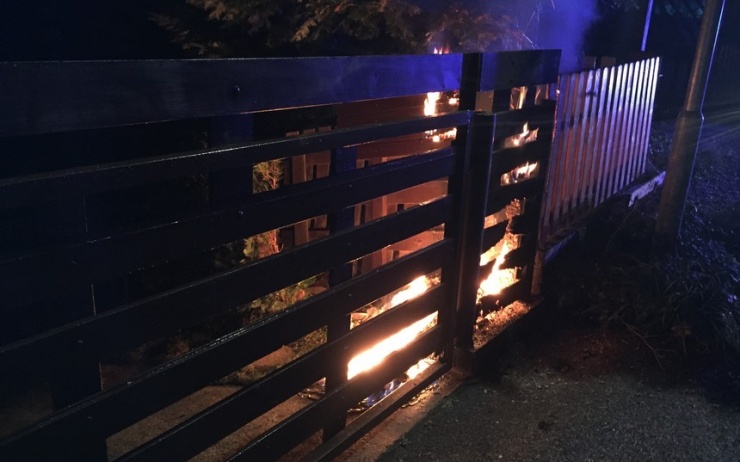 OBRAZEM: Noční poplach v Rumburku! Od hořící popelnice chytl plot i strom