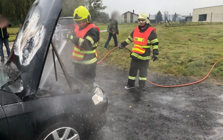 OBRAZEM: Auto se v Rumburku ocitlo v plamenech, na místo vyjížděli hasiči