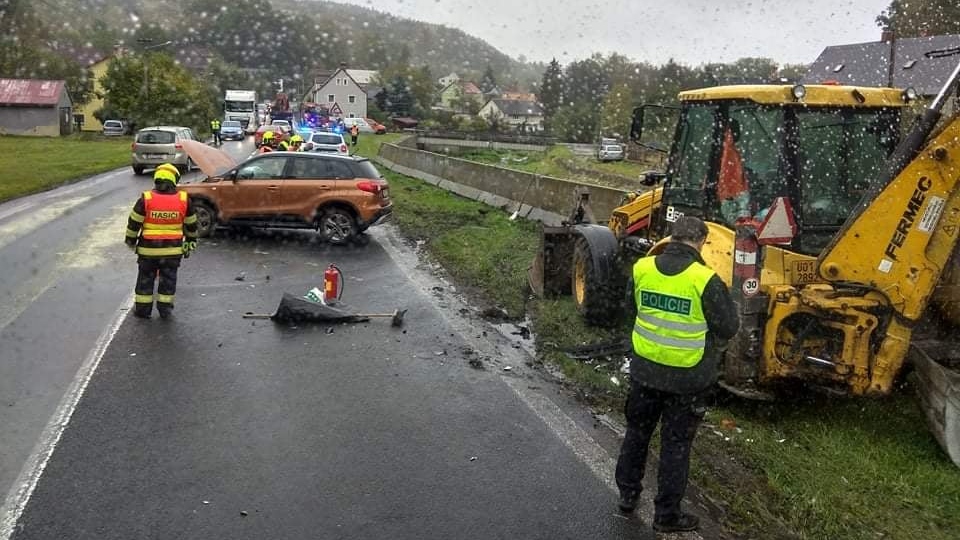 Foto: Řidička dostala na mokré silnici smyk a narazila do odstaveného traktoru