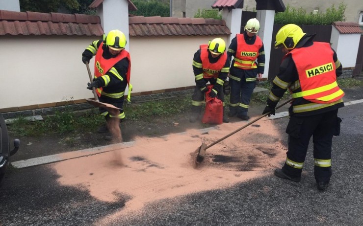 OBRAZEM: Rumburští hasiči zasahovali o víkendu hned dvakrát u úniku provozních kapalin