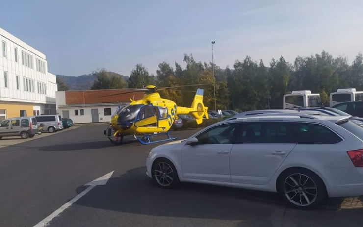 FOTO OD VÁS: V areálu dopravního podniku přistával vrtulník. Cyklista utrpěl po srážce s autem vážná zranění