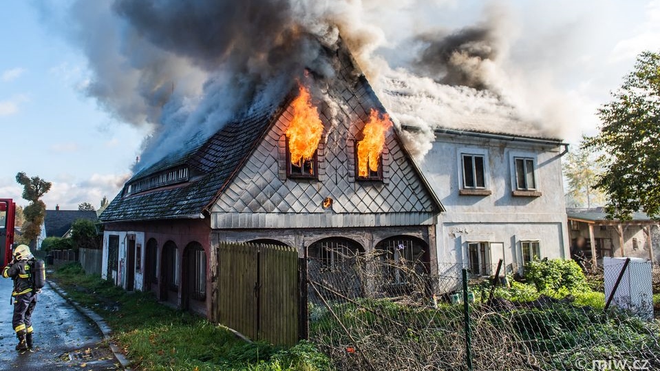 Foto: Ve Varnsdorfu hořel dům. Na místě zasahovaly tři hasičské jednotky