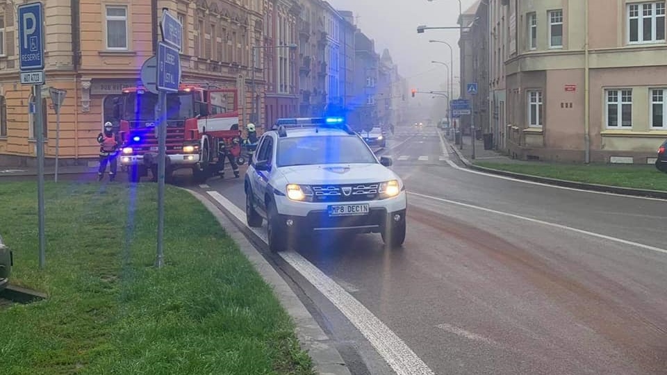 Hasiče v sobotu zaměstnal únik kapalin na silnici a poškozené stromy hrozící pádem 