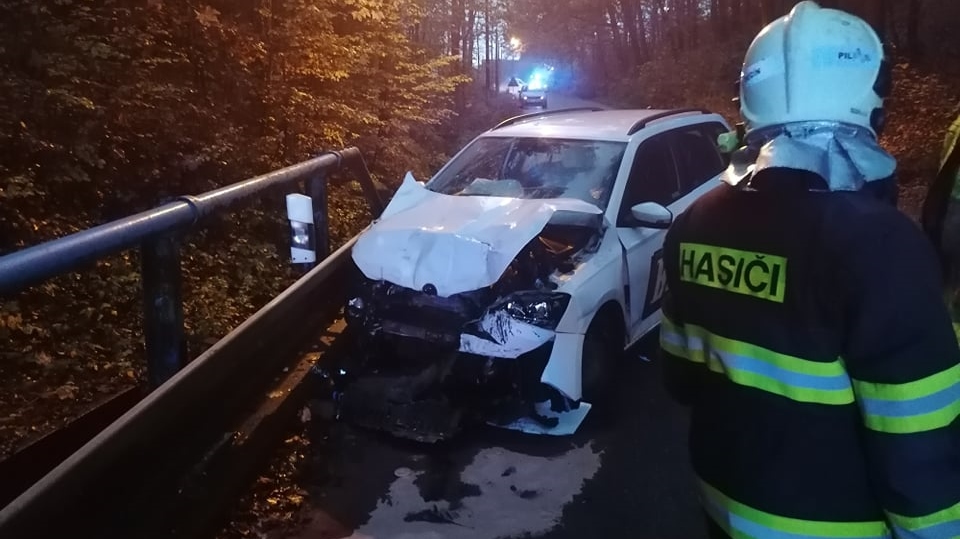 Na silnici směrem na Jalůvčí se střetla dvě auta. Na místě zasahovaly všechny složky IZS