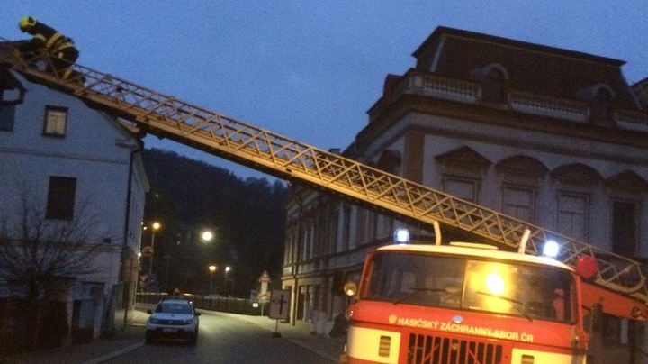 Foto: Kočka byla zaklíněná ve střešním okapu. Zvířeti pomohli až přivolaní místní hasiči