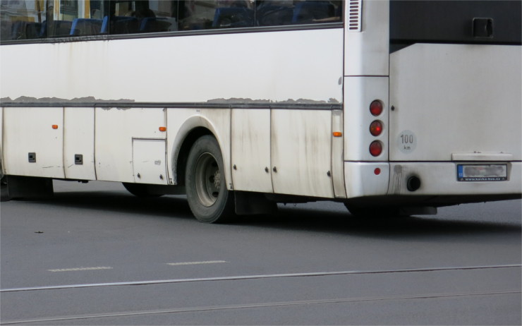 Řidič autobusu musel prudce zabrzdit, senior upadl a zranil se. Policie hledá svědky