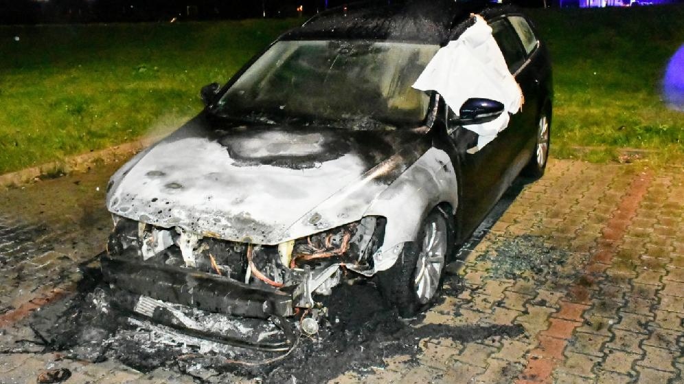 Foto: V Rumburku ráno hořelo auto. Na místo vyjely dvě hasičské jednotky