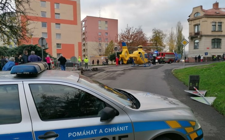 AKTUÁLNĚ OBRAZEM: V Děčíně přistával vrtulník záchranářů přímo uprostřed křižovatky