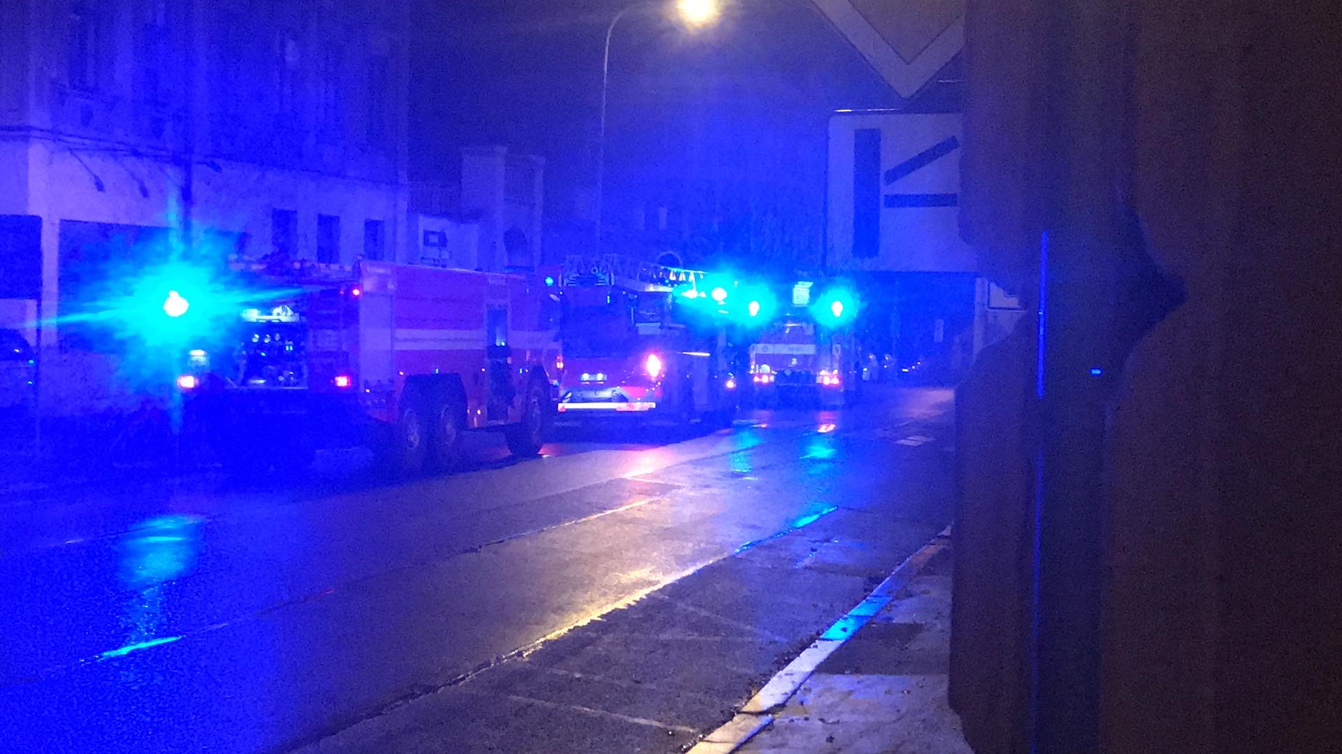 Foto: V úterý večer hořelo v domě v Teplické ulici. Požár zlikvidovali profesionální hasiči