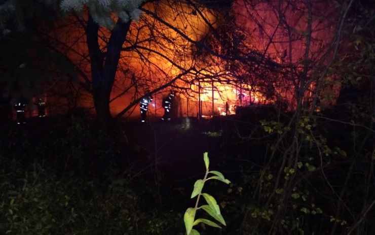 OBRAZEM: Hasiči v noci bojovali s požárem chatky v Choraticích. Plameny ji zcela zničily