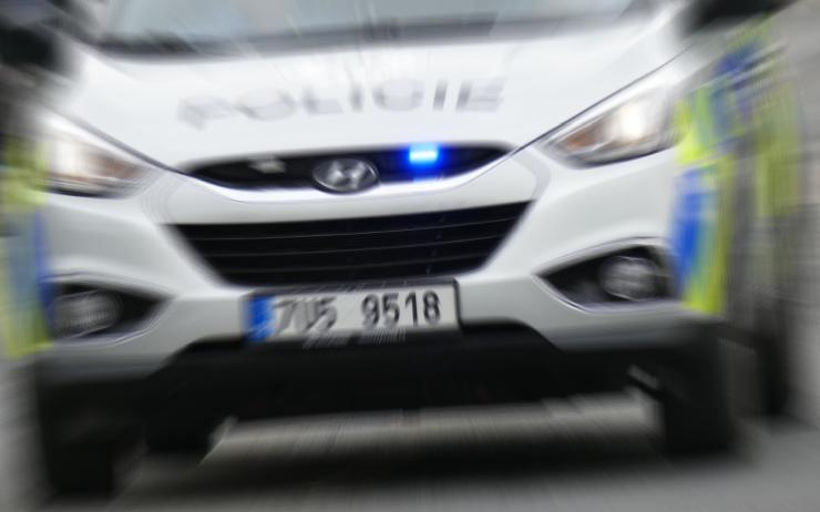 Při pronásledování řidiče narazilo auto varnsdorfských policistů do stromu!