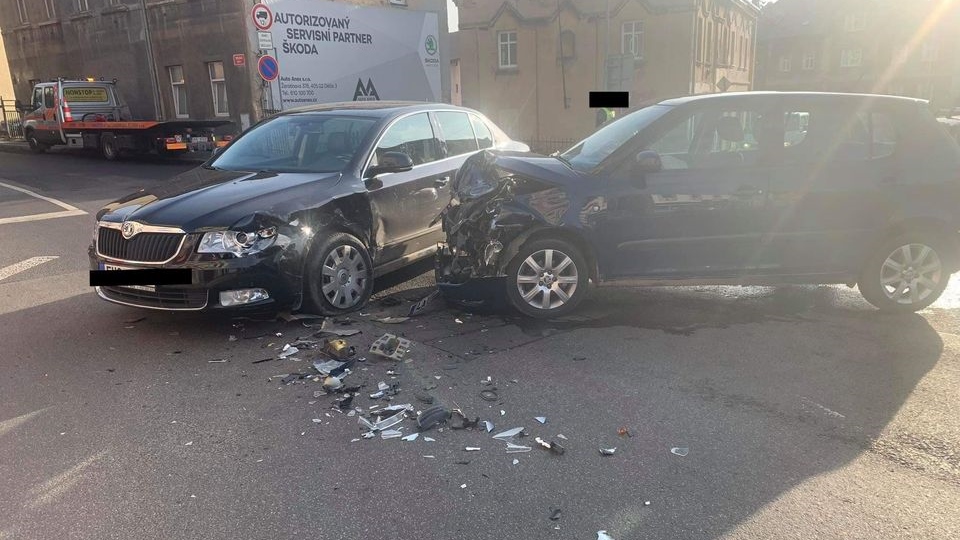 Foto: V Děčíně u Ovčího můstku se srazila dvě auta. Odpolední nehoda je v šetření