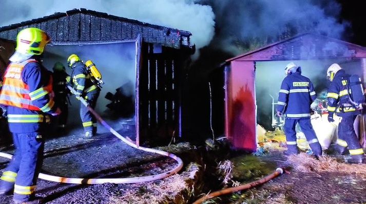 Foto: Čtyři hasičské jednotky vyjely k požáru garáží