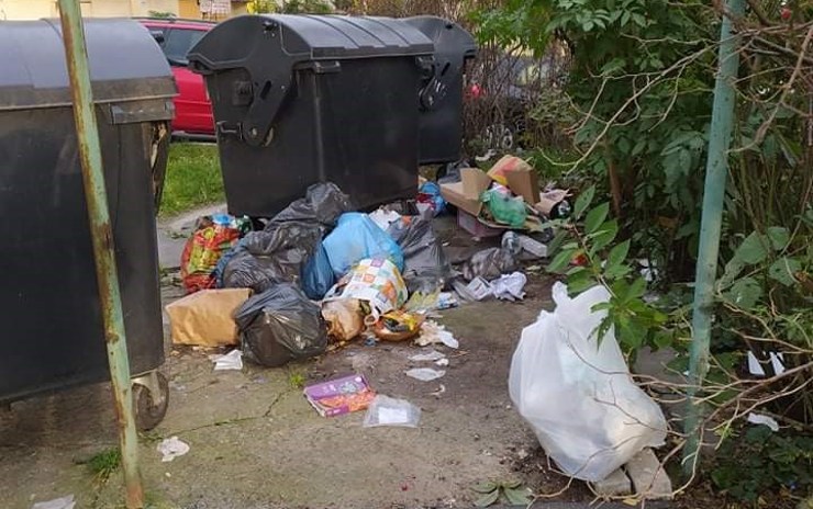 Město řeší opakované stížnosti na nepořádek u popelnic. Situace se stále zhoršuje