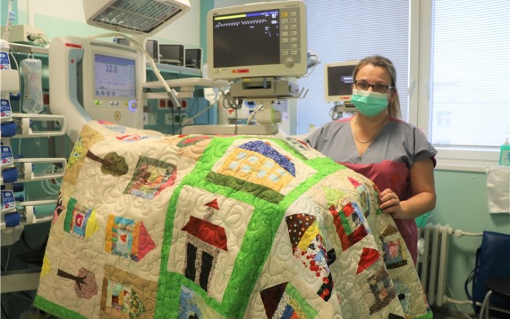 Nemocnice dostala patchworkové deky pro novorozence. Víte, k čemu slouží?