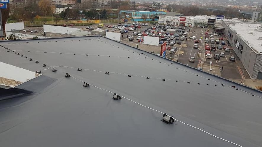 Foto: Zimní stadion v Děčíně má novou střechu 