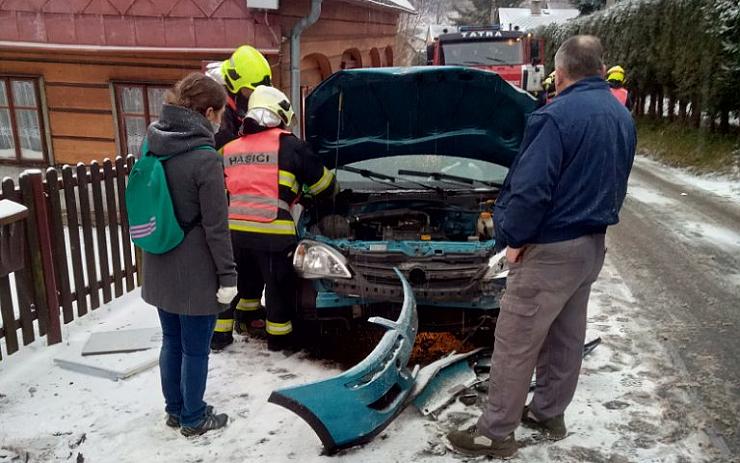 FOTO: Auto na Děčínsku narazilo do domu. K nehodě museli volat plynaře