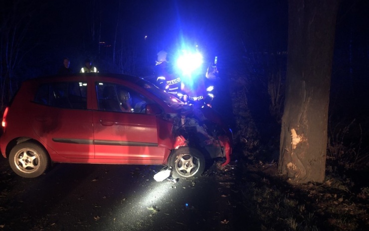 Šluknovskou ulici v podvečerních hodinách uzavřela nehoda, řidička narazila do stromu