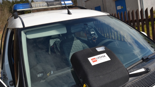 Senior dostal doma infarkt. Na místo vyjely všechny složky IZS. Jako první na místě byla městská policie a zahájila resuscitaci, byla úspěšná