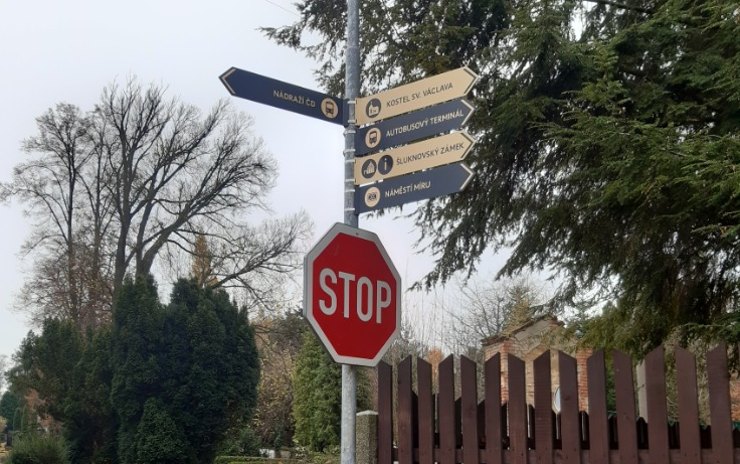 Po městě přibyly nové směrovníky, turisty navedou k zajímavým cílům