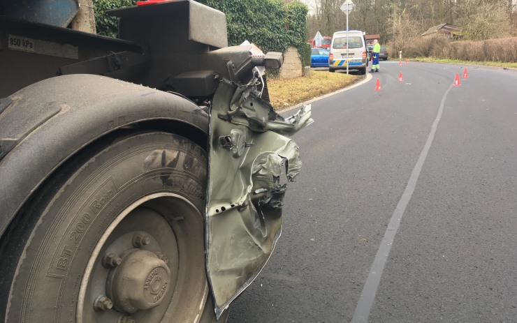 OBRAZEM: U Krásné Lípy se srazilo auto s náklaďákem, náraz z auta vytrhal plechy