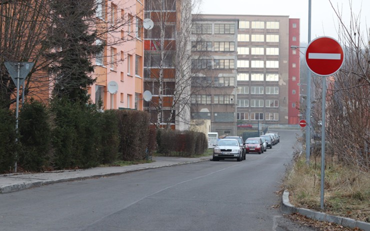 Řidiči, pozor! V části Jarošovy ulice došlo ke změně dopravního značení