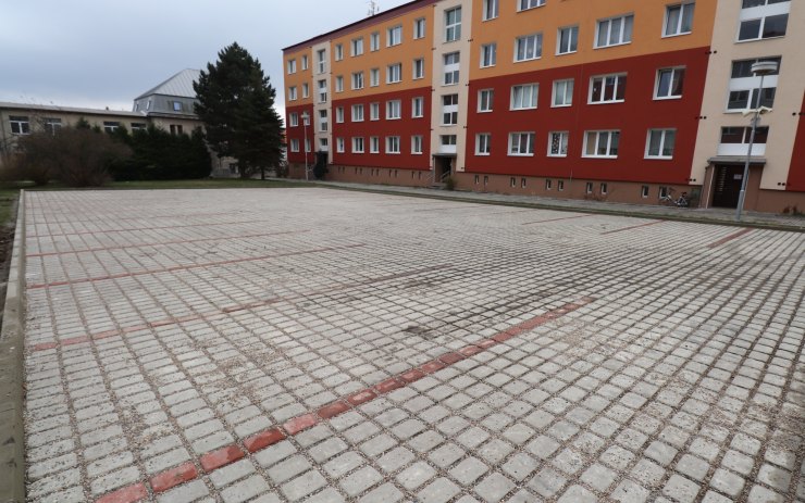 Ve Východní ulici vyrostlo nové parkoviště, pojme skoro čtyřicet aut