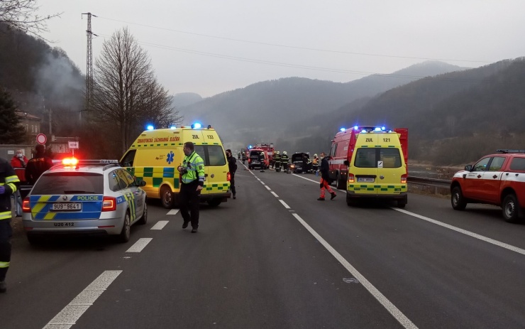 Tragédie u Ústí: Oživování ženy bylo neúspěšné, kamion v příkopu začal hned hořet, popisuje svědek