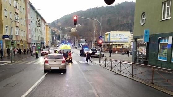 Chlapec na koloběžce srazil seniorku. Žena byla po pádu převezena do nemocncie