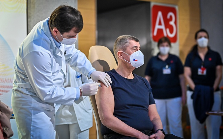V Česku začalo očkování proti koronaviru. Naočkovat se nechal Babiš i Blatný, který žádá ostatní o totéž