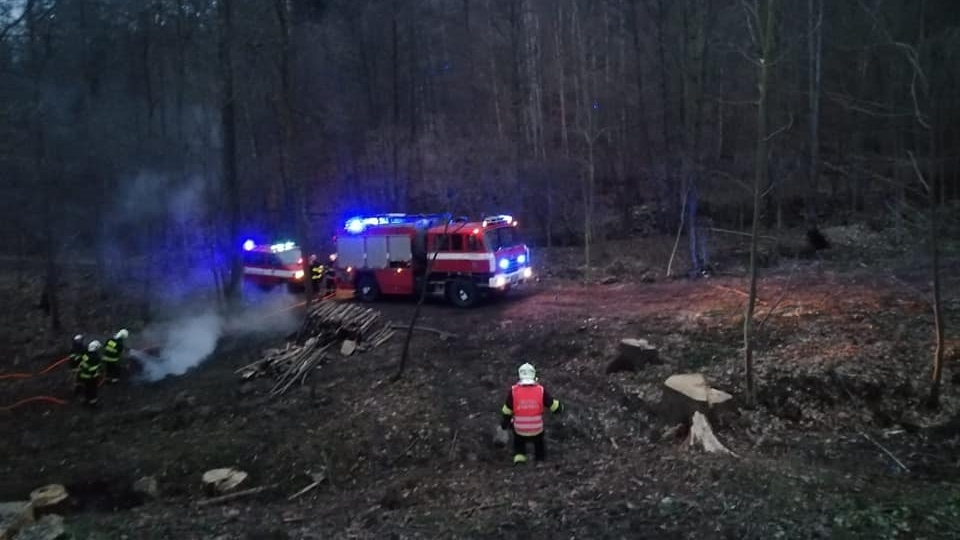 Hasiči vyjeli k nahlášenému požáru v lese. Na místě hořelo pět hromad