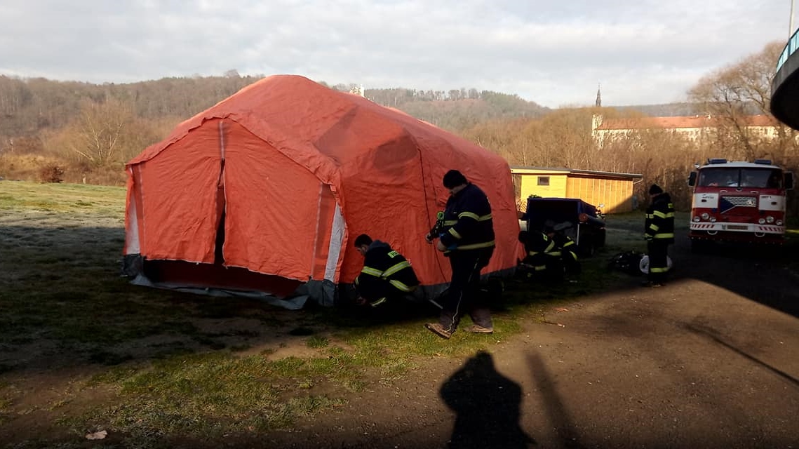 Děčín nechal postavit velký stan pro bezdomovce. Ochraní je před mrazem. Stavbu zajistili hasiči z Křešic