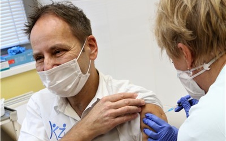 Krajská zdravotní obdržela první dávky vakcíny. Zahájila očkování zaměstnanců v první linii