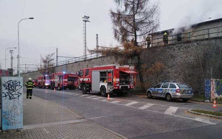 AKTUÁLNĚ: Požár u hlavního nádraží, z okna šlehaly plameny